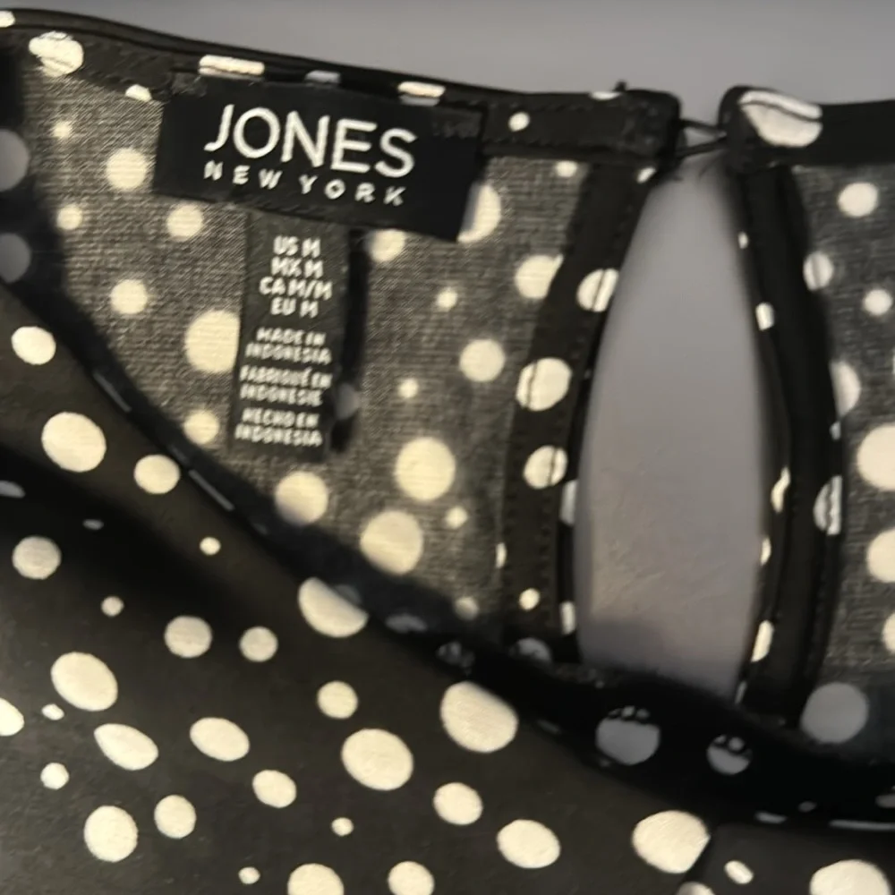 Jones New York polka dot sleeveless blouse - gathered front - sz medium - Picture 3 of 7